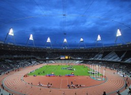 排列五体育中心_经典回归！库里赛中上脚耐克战靴引热议，2013年后首次跨界穿鞋彰显时代印记