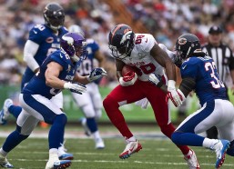 排列五：库里透露招募约内斯库加盟个人品牌内幕 俄勒冈鸭队与耐克深厚纽带成关键障碍