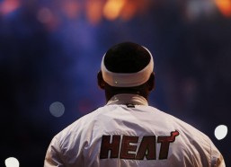 排列五体育中心-孙继海回应索赔风波，质疑家长行为受幕后指使，公众如何看待青训争议？